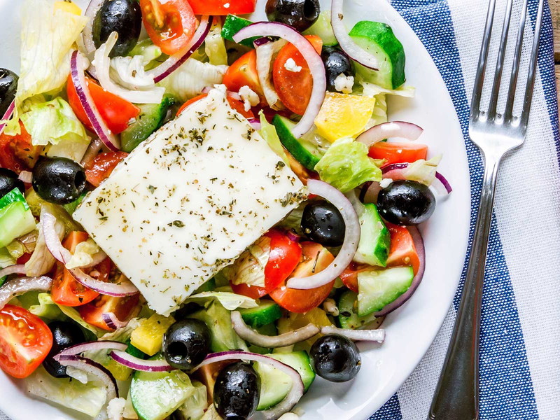 Griechischer Salat gilt als beliebtes Sommerrezept – für Abwechslung in der Sommerküche ist mit unseren Rezepttipps gesorgt.