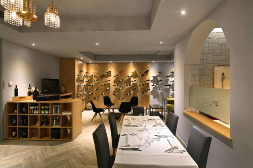 Restaurant »Badi« in Umgang: künstlerisch angeordnete Weinflaschen an den Wänden.