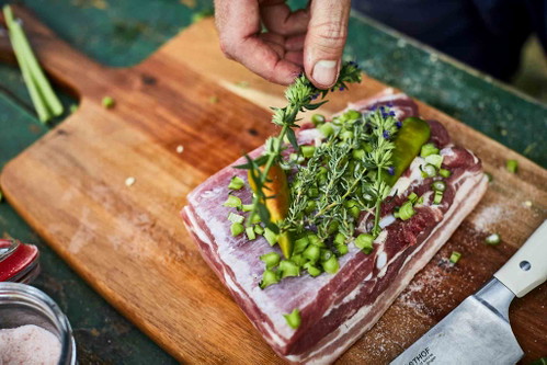 Würzen: Perfekt geeignet ist alles, was von langer, sanfter Hitze profitiert – ein Schweinsbauch etwa oder ein schön durchzogener Schopf.