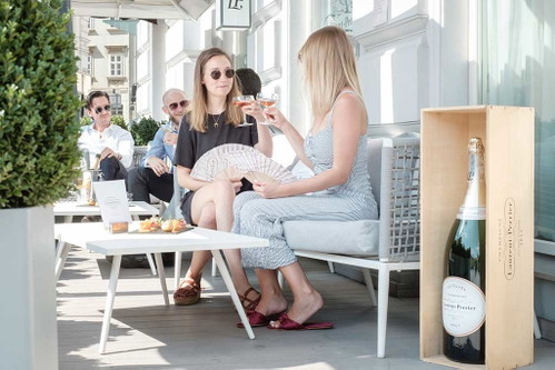 Im Sommer gibt es CHampagnergenuss auf der Sonnenterrasse vor dem »Sans Souci«.