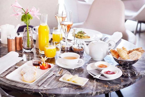 Auch zum Frühstück bzw. Brunch kommt im »Sans Souci« Champagner ins Glas. 