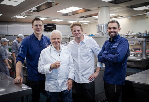 Martin Klein, Patron Eckart Witzigmann und das Team des »Ikarus«.