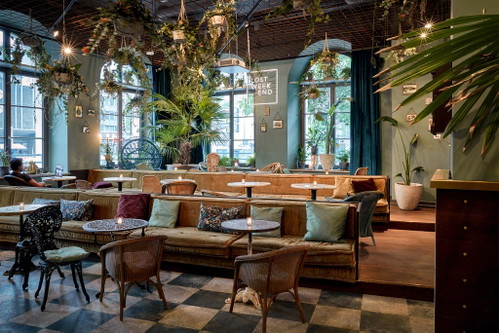 »25hours Hotel The Royal Bavarian«: Die Pflanzen sind eine Anlehnung an die botanischen Gärten und Orangerien der bayerischen Schlösser.