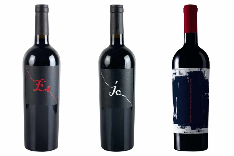 (v.l.n.r.) Platz 1: ES Primitivo salento IGT 2018, Gianfranco Fino – Elegant und konzentriert, präsent und druckvoll. Platz 2:&nbsp;JO&nbsp;Negroamaro Salento IGT 2018, Gianfranco Fino – Fein duftend, vielschichtig, enorm saftig und mit klarer Frucht, lange. Platz 3:&nbsp;Torre Testa Susumaniello Rosso Brindisi DOC 2017, Tenute Rubino – Lederwürzig, dicht, herzhaft, mit Nuancen von Preiselbeeren und mit sattem Druck.