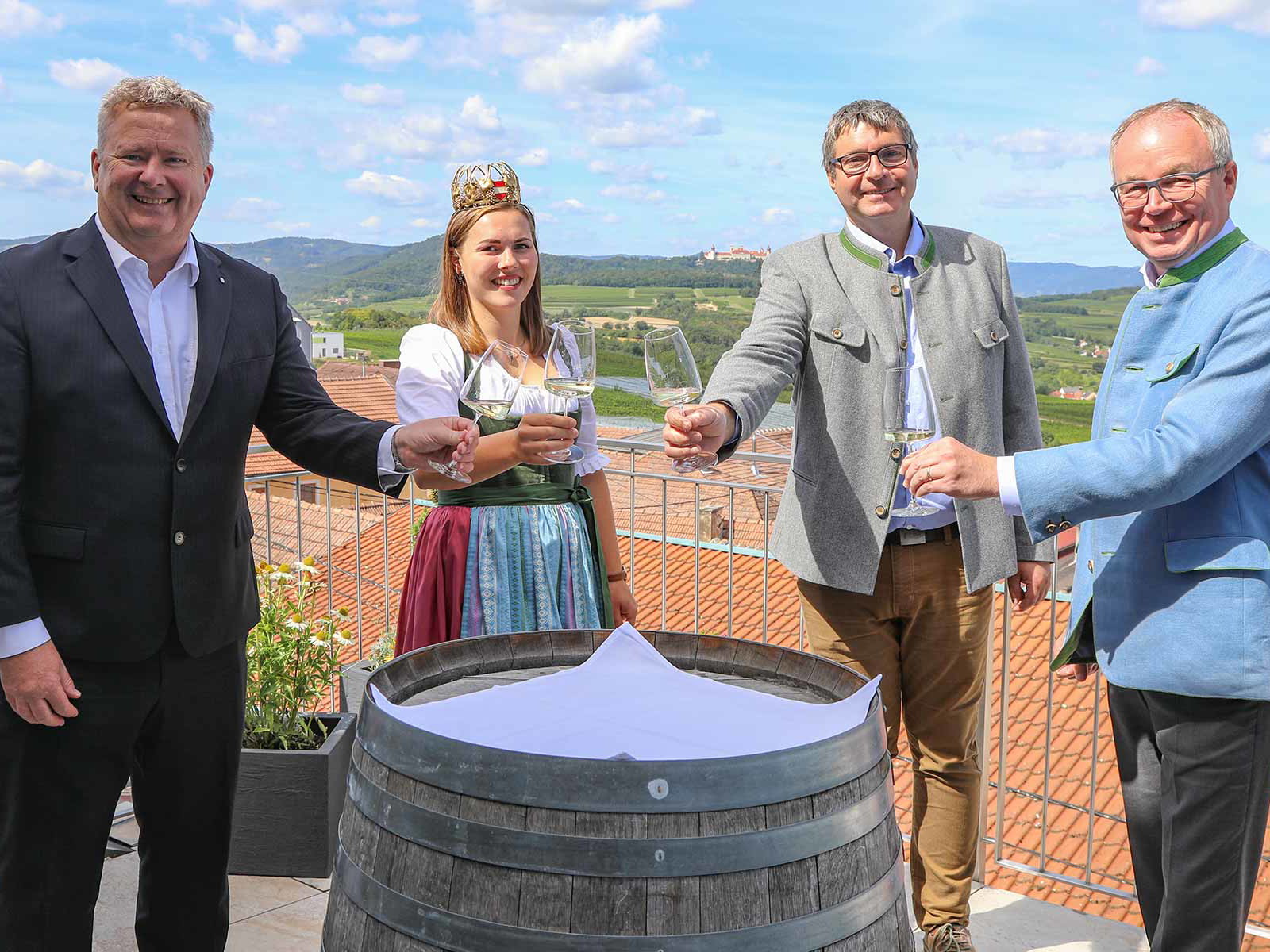 (v.l.n.r.) ÖWM-Geschäftsführer Chris Yorke, Weinkönigin Diana I., Vizepräsident NÖ Weinbauverbandes Reinhard Zöchmann&nbsp;und&nbsp;LH-Stellvertreter Stephan Pernkopf.