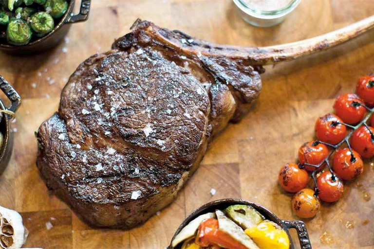 Zu saftigen Steaks prickelt im »Dstrikt« Champagner im Glas. 
