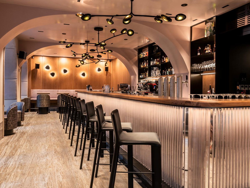 »Everybody's Darling« bietet Drinks und Speisen zu allen Tageszeiten an.