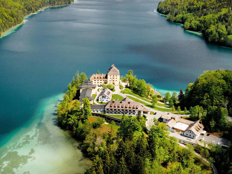 Der Blick vom Schloss Fuschl über den See und auf die Berge ist märchenhaft.