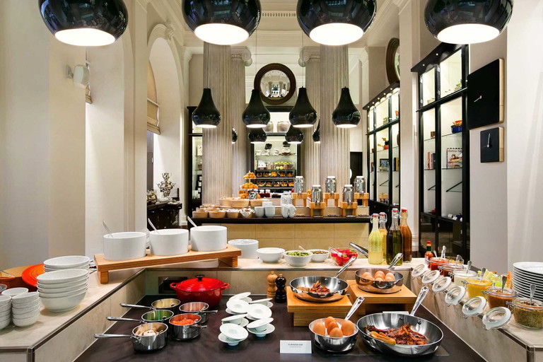 Im »Palais Hansen Kempinski« wird zum umfangreichen Brunch-Buffeet Champagner offeriert. 