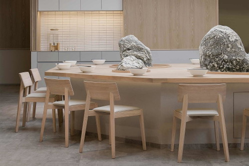 Shanghai Minimalismus: »Kiki Noodle Bar«. Steine und Wandbilder von Wäldern haben eine meditative Wirkung.