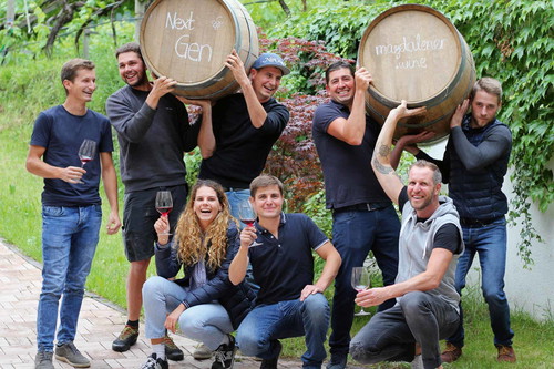 Die Magdalener Jungwinzer, die nächste Generation der vielen kleinen Winzerbetriebe am St. Magdalena-Hügel in Bozen, stehen begeistert zu ihrem Wein.