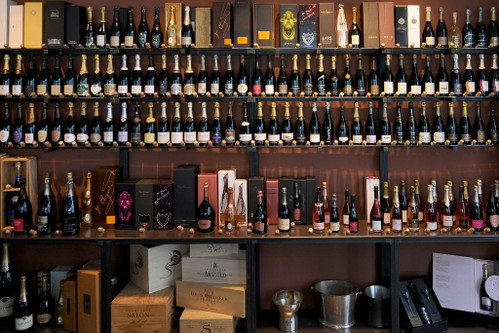 Das »Le Cru« bietet rund 250 verschiedene, gekühlte Champagnern von über 90 Produzenten. 