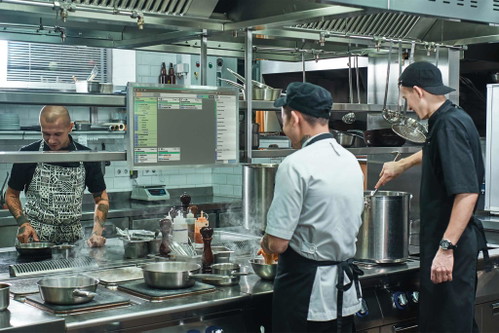 Digitalisiert: Bestens vernetzt mit dem Service über den gastronovi-Küchenmonitor.