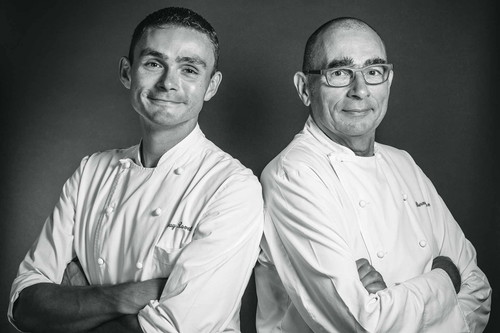Guy und Bernard Ravet – Vater und Sohn – stehen gemeinsam am Herd.