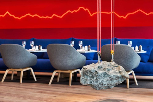 Zürich Künstler Rolf Sachs kombinierte Fels und Stein mit Salz und Neon. Restaurant »Saltz« im für Kunst bekannten »The Dolder Grand Hotel«.