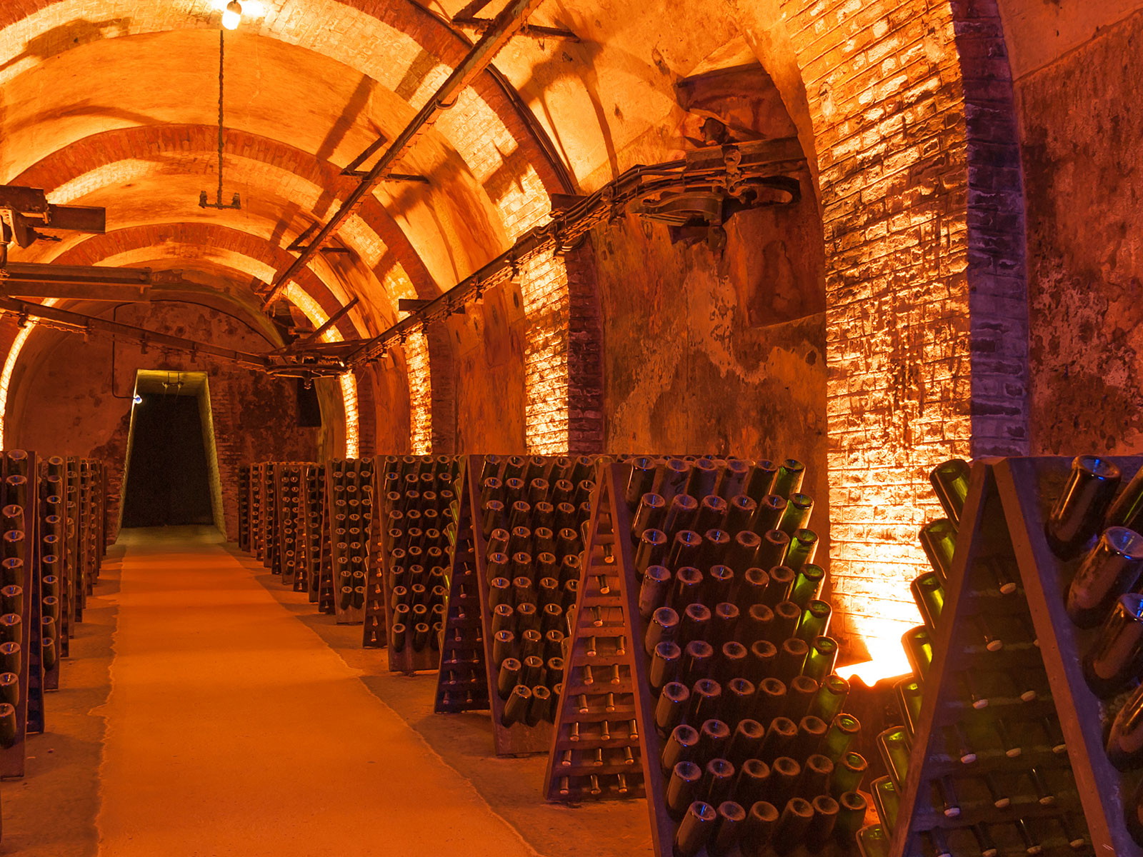 Bis zu einer&nbsp;Milliarde Champagnerflaschen können laut Vorhersagen dieses Jahr nicht verkauft werden.