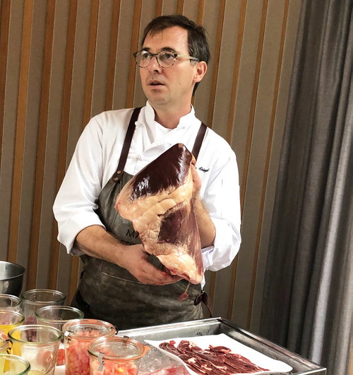 Max Stiegl verarbeitet ein Pferdeherz mit 3,6 Kilo.