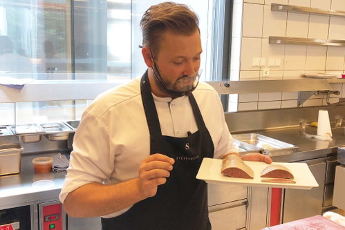 Souschef Michael Bauböck erklärt die Herausforderungen bei der Zubereitung von Milz.