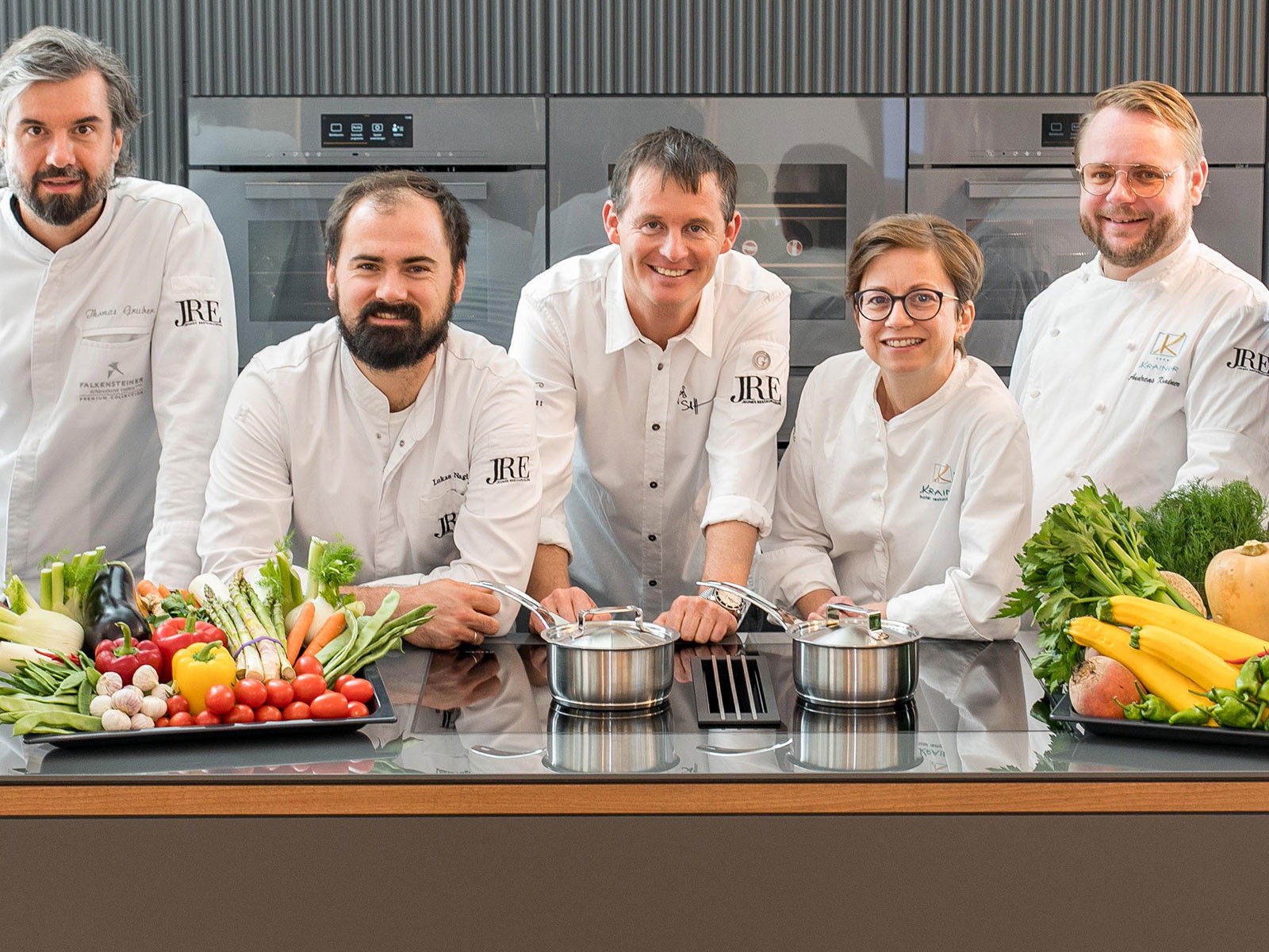 Die Spitzenköche der Miele Pop-Up-Genusstour präsentieren ab September ihre vom »Dialoggarer« inspirierten Kreationen.