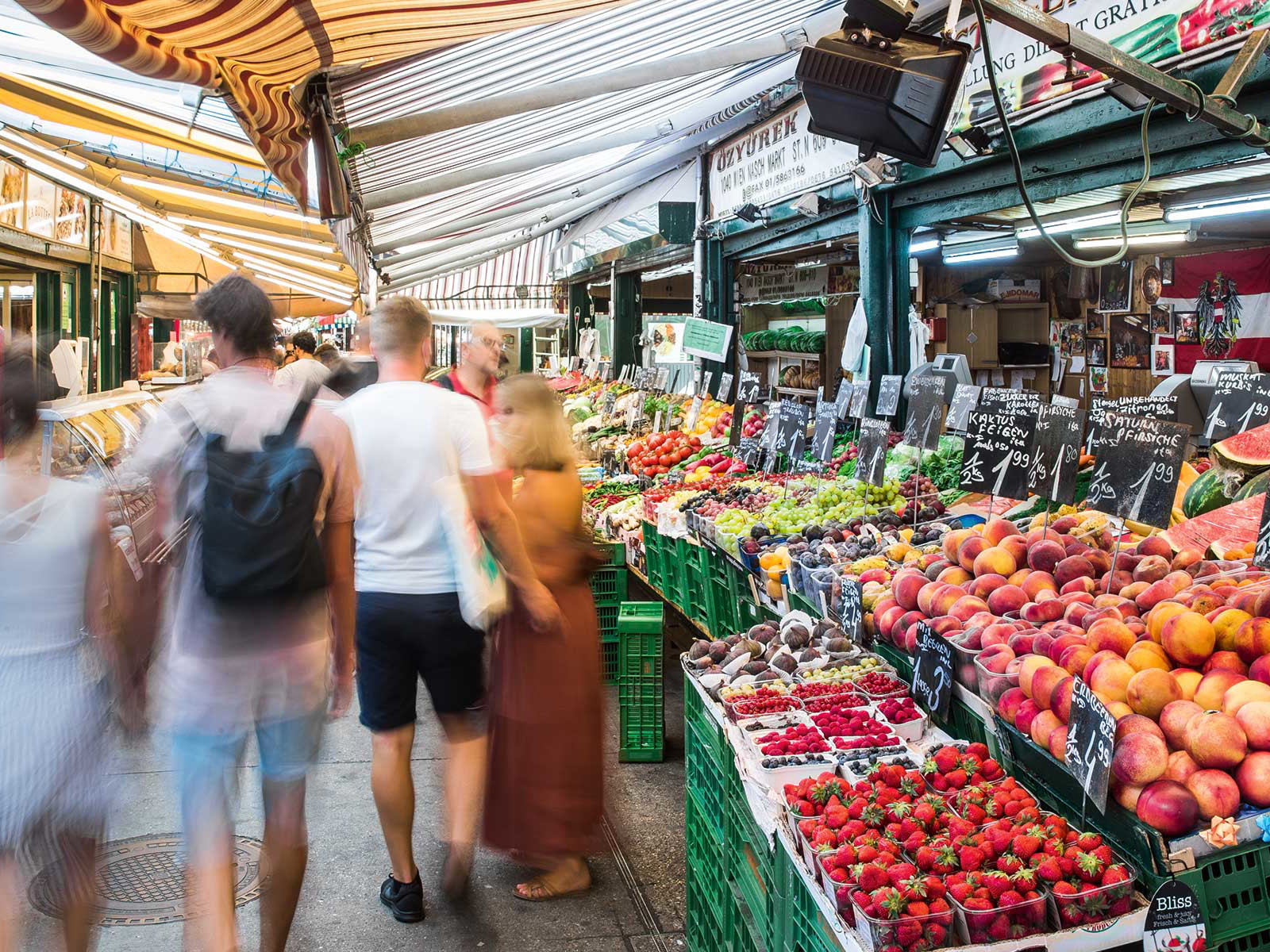 Laut, bunt und exotisch: Am Naschmarkt werden alle Vorstellungen, wie ein Markt sein sollte, erfüllt.