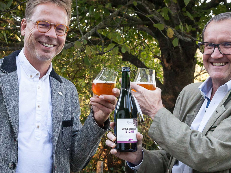 Rudolf Freidhager (r.) und Axel Kiesbye präsentieren das Jubiläums-Waldbier Jahrgang 2020 »Eiche«.
