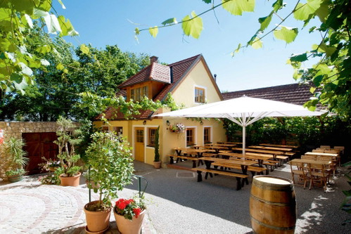 »Edlmoser« – Einer der schönsten Heurigen in Mauer: Lauschiges Winzerhaus, erstklassige Küche und Wiener Weine werden geboten.
