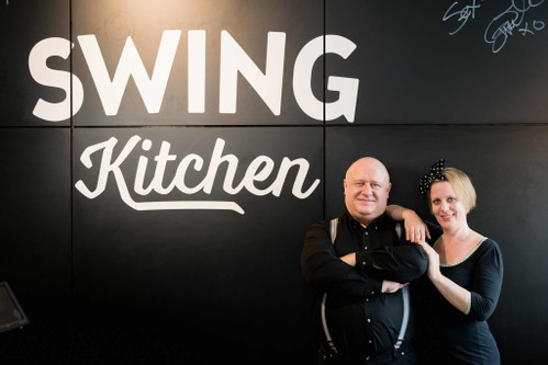 Mit ihrer 2015 gegründeten veganen Fastfood-Kette »Swing Kitchen« sind Irene und Charly Schillinger Trendsetter der Veggie-Szene. Inzwischen gibt es in Wien fünf Filialen.