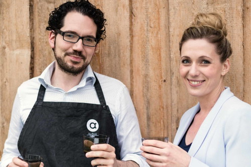 »Alpha Coffee«: Die Betreiber Daniel und Karina&nbsp;sind ein motiviertes junges Rösterteam, das sehr verlässlich sehr gute Ware liefert – vor allem die afrikanischen Kaffees sind top. Wer die Bohnen, von Profis zubereitet, kosten möchte: Das »Kaffemik« hat Alpha Coffee stets im Programm.