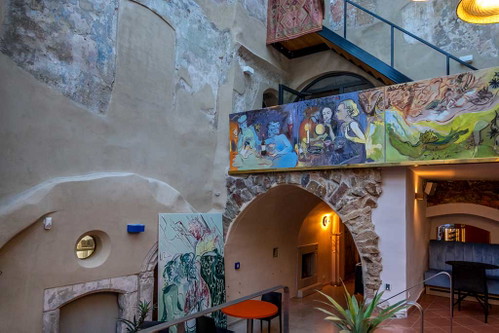 Auch Kunst hat in der Weinbar seinen Platz.