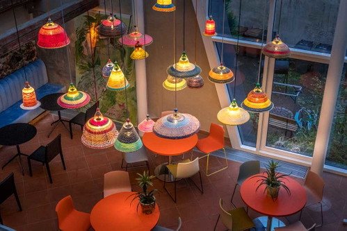 Der Lichthof im »Benigna«. Die bunten Lampen setzen Farbakzente…