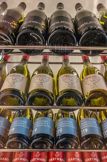 Die Weine gibt es hier flaschenweise, aber auch auf Wunscht »by the glass«.