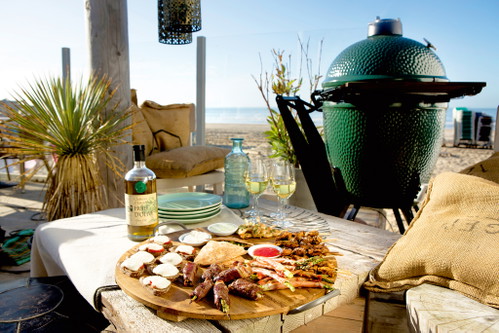 That’s life: Schönes Wetter, kühler Wein, ein reich gedeckter Tisch – so soll es sein.