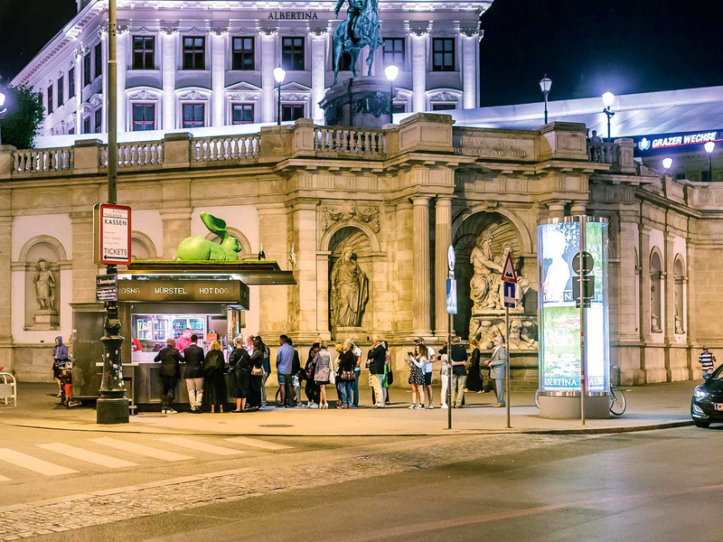 »Bitzinger bei der Albertina« hinter der Oper, mit Dürer-Hasen am Dach und Champagner-Auswahl im Kühlfach.