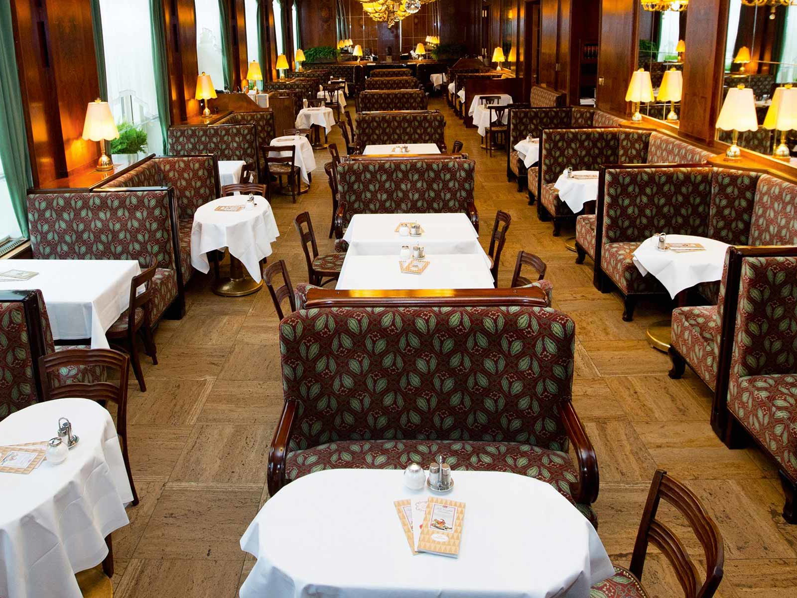 »Café Landtmann«: Im traditionsreichen Ringstraßencafé trifft man Gott und die Welt. Dazu gibt es Kaffespezialitäten und hervorragende Mehlspeisen.