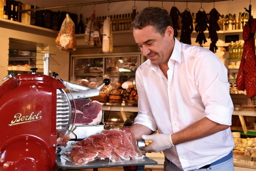 »Pöhl«: In dem bestens sortierten Delikatessen- geschäft am Naschmarkt wird alles angeboten, was das Feinschmeckerherz höher schlagen lässt.