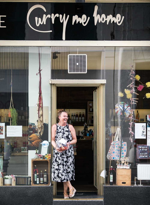 In ihrem charmanten Laden »Curry me Home« verkauft Alexandra Hackl Gewürze und Öle aus aller Welt.