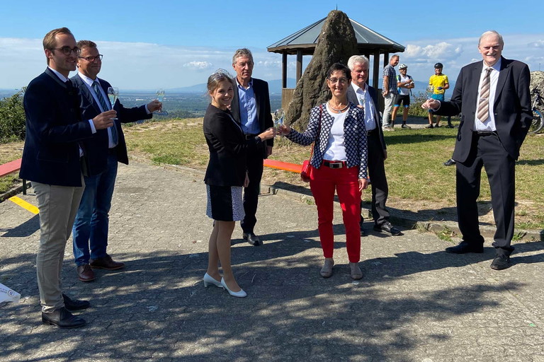 Zur Weinleseeröffnung in Baden kamen (v. l. n. r.): Bürgermeister Benjamin Bohn, Minister Peter Hauk, Weinkönigin Sina Erdrich, Weinbaupräsident Rainer Zeller, das Ehepaar Leininger (WG Oberrottweil) und Geschäftsführer Peter Wohlfarth