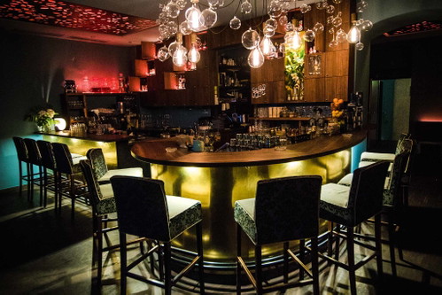 Im Cocktail-Himmel:&nbsp;Von klassisch-kühl bis absolut ausgefallen – das Team der »Hammond Bar« spielt alle Stücke.