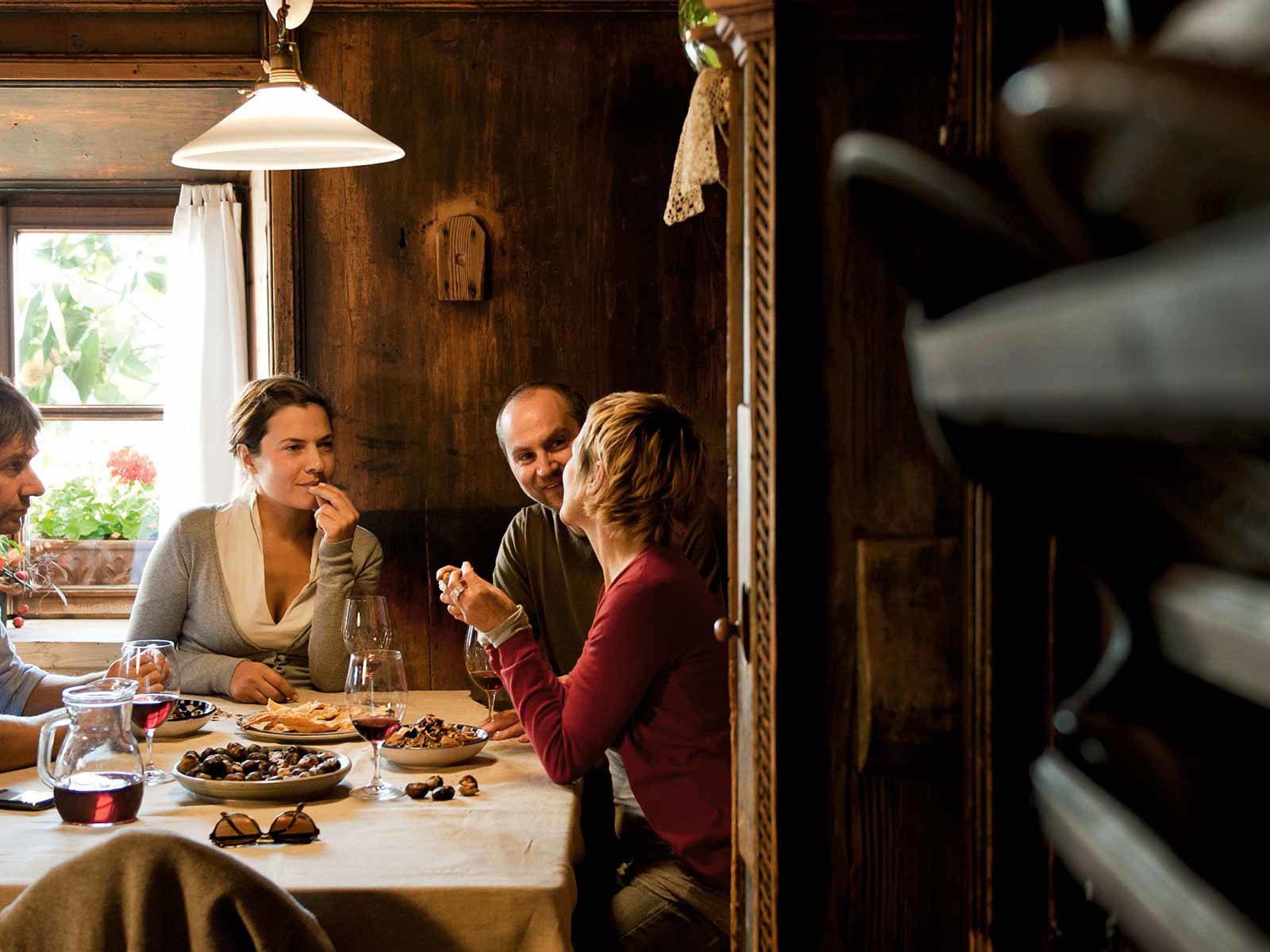 Gebratene Kastanien, Krapfen und junger Wein, »Nuier«, sind die Essenz des Törggelen.