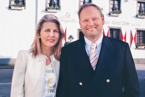 Iris und Hans-Joachim Brogsitter besitzen neben dem Hotel und Restaurant »Sanct Peter« auch Reben in Kräuterberg und Alte Lay (siehe nächstes Foto).