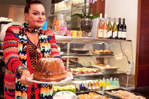»Kaffee Korb«: Das Lokal von Szene-Ikone Sue Widl ist eine Institution, die erfrischend frei ist von imperialem Pomp und stattdessen mit Design aus den 1950er-Jahren punktet. Erfreulicherweise auch bei Touristen weniger bekannt, als es verdient hätte.