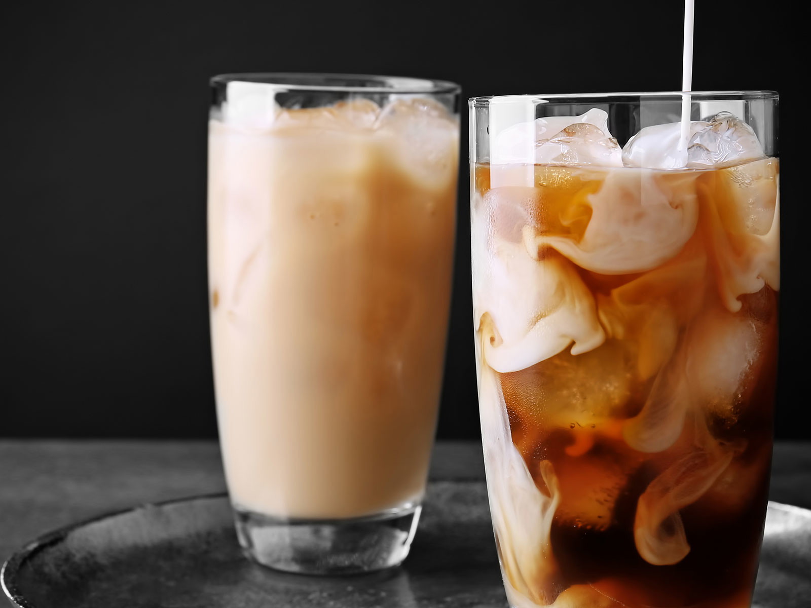 Wer seinen Kaffee immer nur schwarz trinkt, dem entgehen solch wunderschöne Farbspiele&nbsp;im Kaffeeglas.