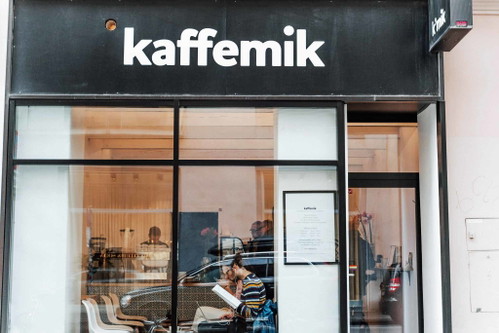 »Kaffemik«:&nbsp;Der Name kommt aus Grönland, der Kaffeegenuss von internationalen Kaffeeröstern. Wem es schmeckt, der kauft die Röstungen für zu Hause ein.