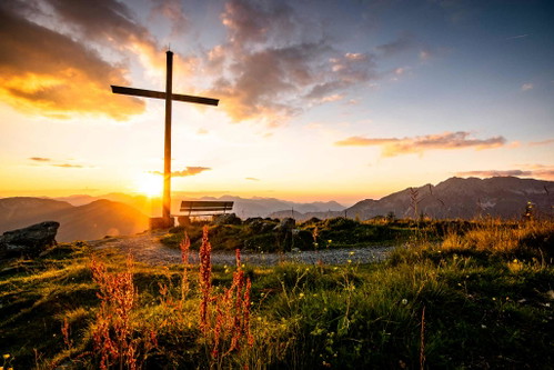 Das Gipfelkreuz am Brandstadl gegenüber des Wilden Kaisers.
