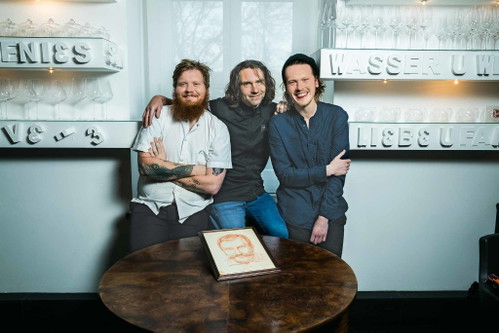 Vater-Sohn-Trio: Lukas (ganz links) Vater Markus (Mitte) und Manuel Mraz in einem der spannendsten Restaurants der Stadt –&nbsp;»Mraz &amp; Sohn«.