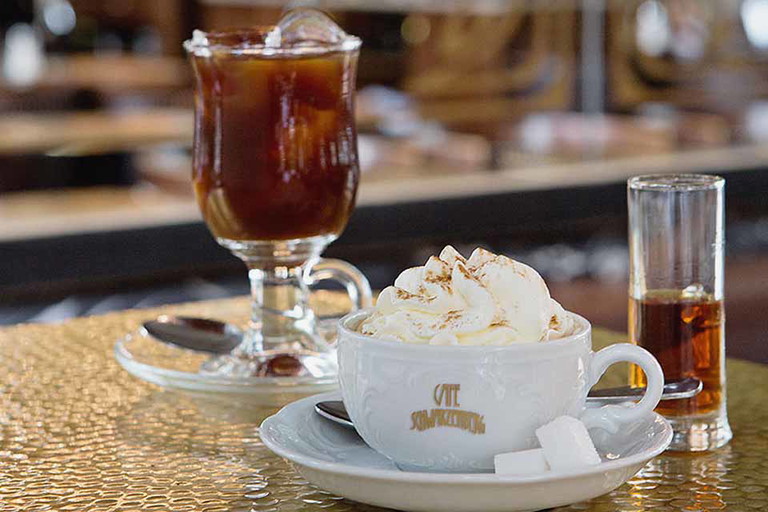 Nicht nur optisch ein Genuss: Mazagran (l.) und Pharisäer sind so etwas wie »Exoten« in Wiens Kaffeehäusern.