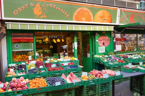 Seit 30 Jahren handelt die Familie Schätzl mit Obst und Gemüse. Neben saisonalen Produkten werden von Roland Schätzl auch hausgemachte Marmeladen und Teigwaren feilgeboten.