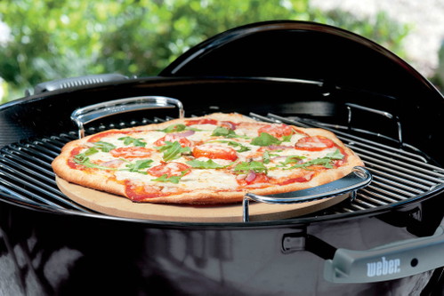 Für uns grilliert er eine Pizza.
