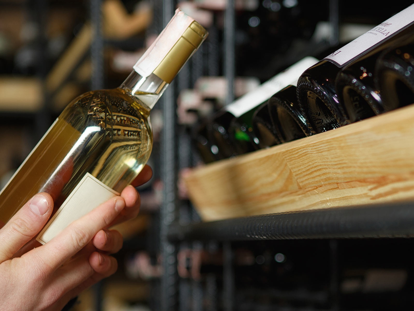 Bio-Rieslinge erfreuen sich dieses Jahr einer ungewöhnlich hohen Beliebtheit. Nun gehen den Händlern die Bestände aus.