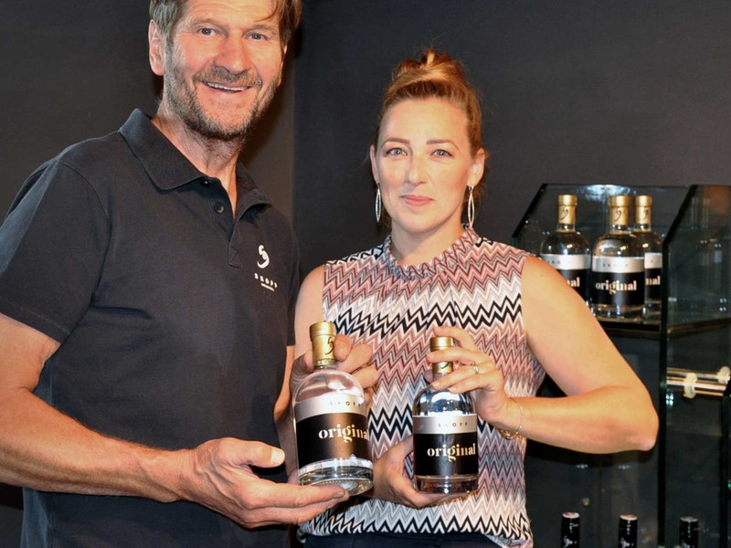 Eva und Walter Skoff mit dem neuen Gin